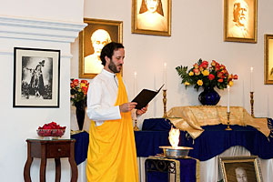 Ananda minister performing a ceremony at Hansa temple